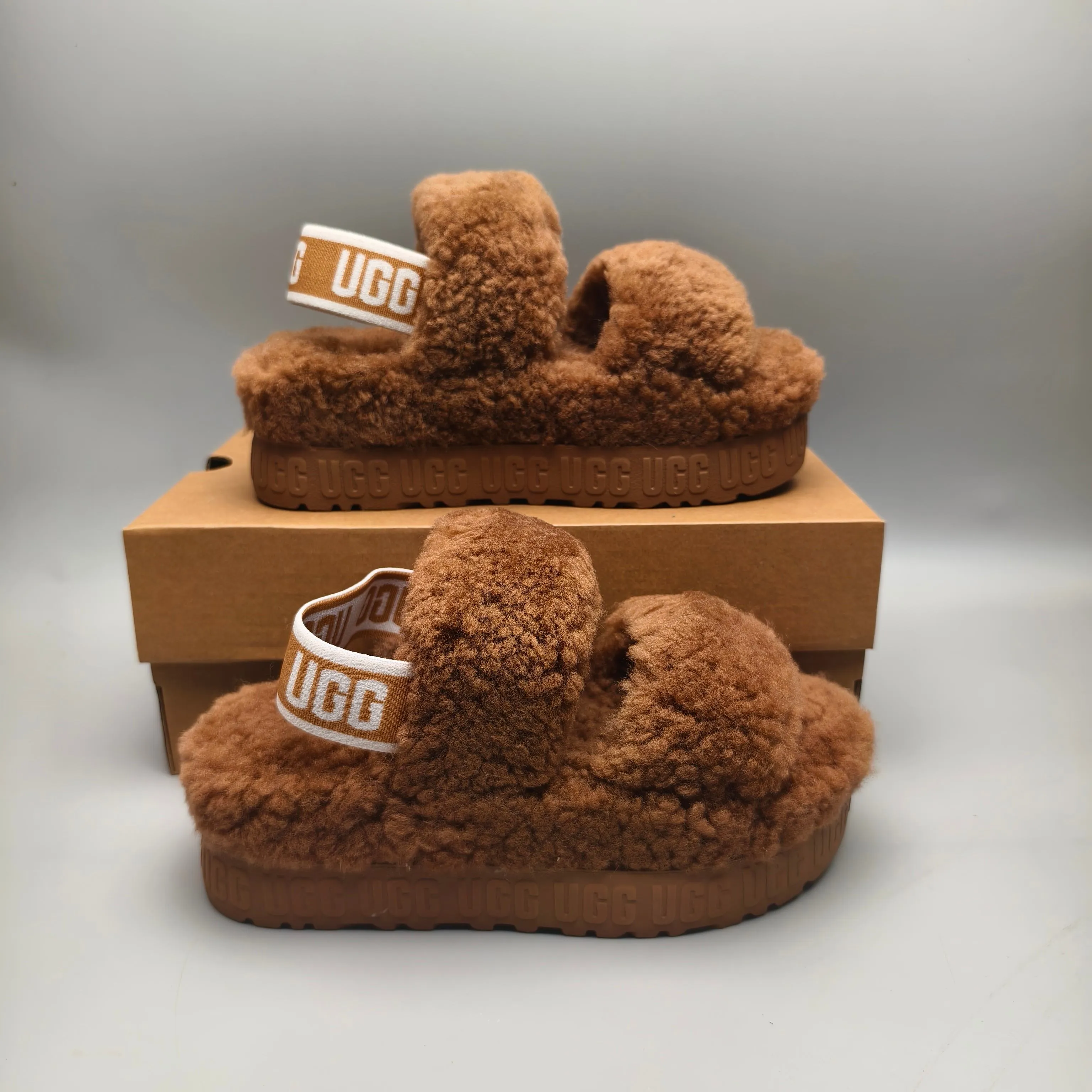 💰440 UGG sheepskin all-in-one snow boots 0876 new autumn and winter style Zhou Dongyu's same style furry slippers Product name: Ovlafita, Longfeng Teddy fur muffin bottom slippers, new at the counter simultaneously It is an upgraded version of the classic oh yeah sandals, the corrugated sheepskin material is used to make it more fashionable and cool, the heel strap is the highlight of the entire design, the muffin bottom visually increases, good news for small sisters, large quantities in stock Code number: 35-41 Color: white, gray, black, pink, army green, maroon